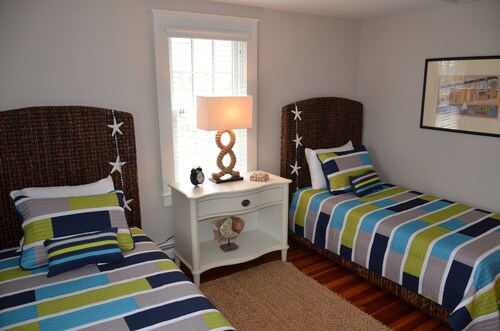 Incredible LOCATION! In the center of CHATHAM! Walk to Everything!