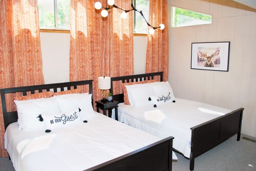 Spacious Chalet for picturesque fall getaway, skiing & snowmobiling