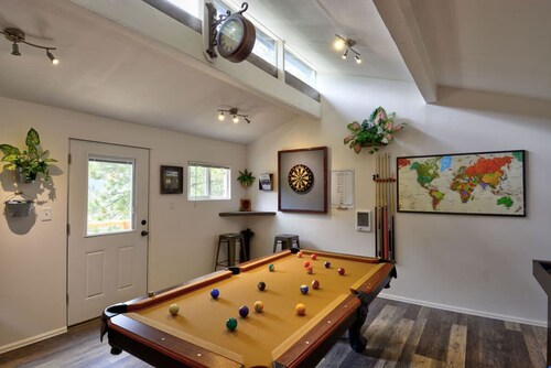 ☆ Tk's High West Inn ☆ Eclectic Cabin with Hot Tub, Billiards & Shuffle Board