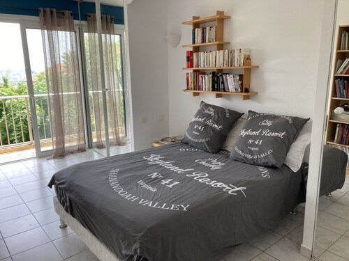 location saisonnière appartement avec terrasse vue mer, résidence avec piscine