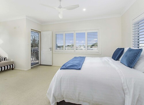 Shellharbour - 4 bedroom house with large pool, walk to beach & Village Cafes