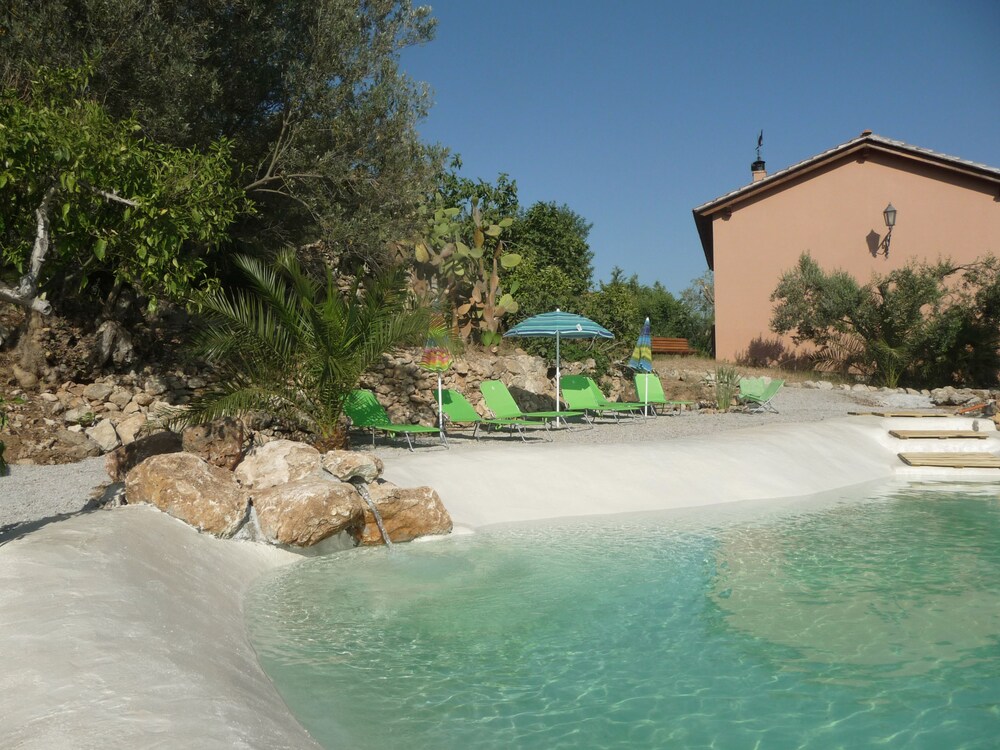 Piscina con cascata