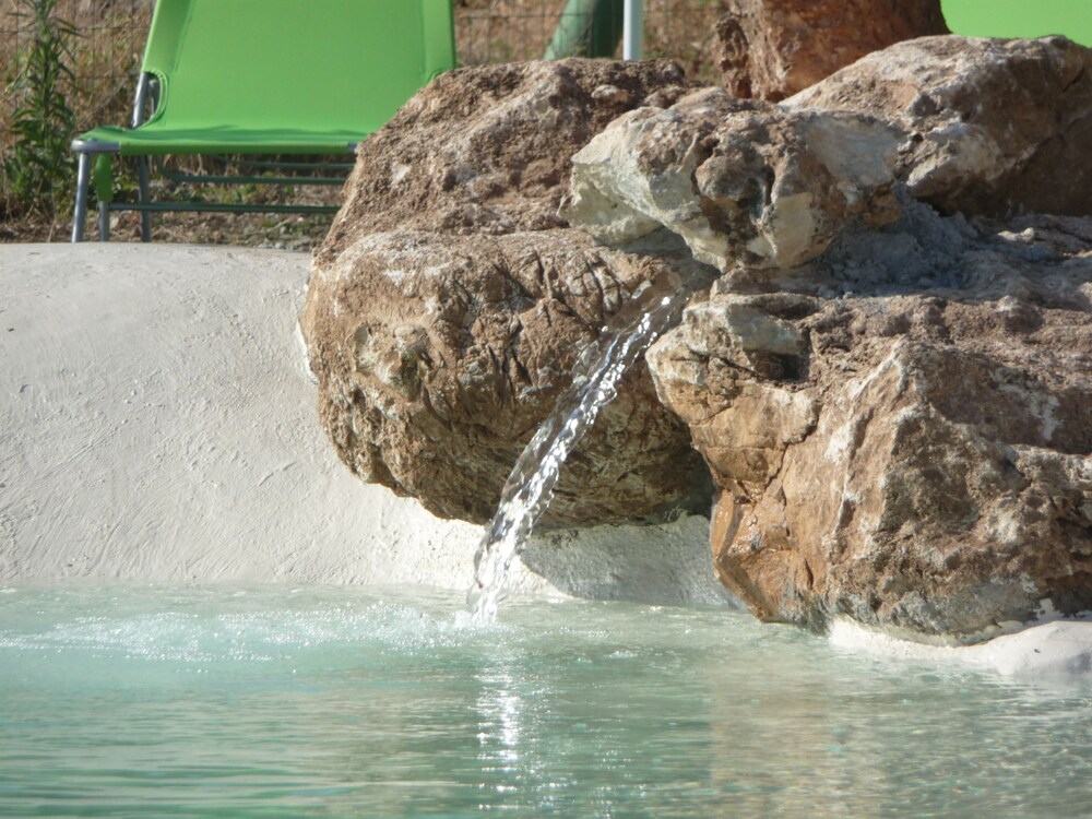 Piscina con cascata