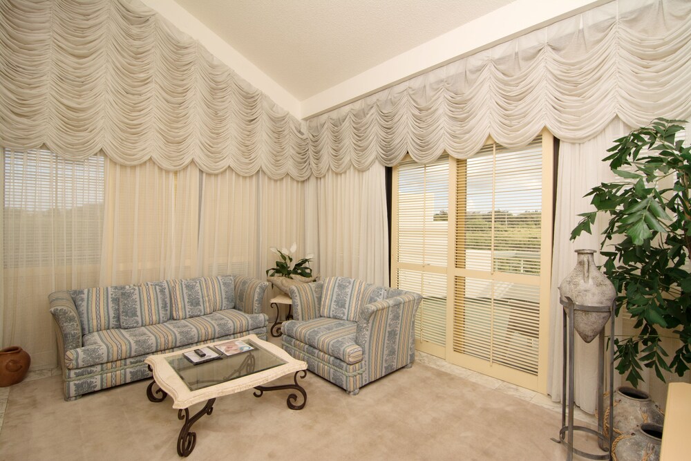 Executive Penthouse, 3 Bedrooms, Kitchen, Ocean View - Living Room
