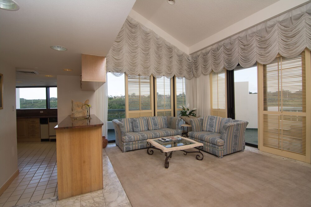 Executive Penthouse, 3 Bedrooms, Kitchen, Ocean View - Living Area
