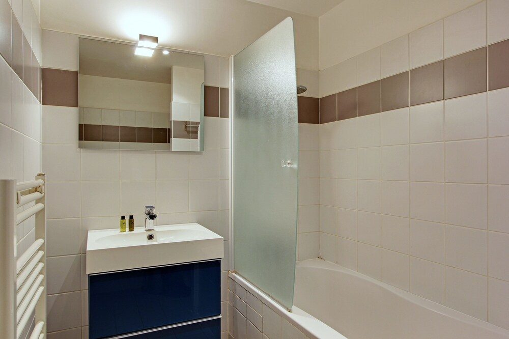 Studio, 2 Twin Beds - Bathroom