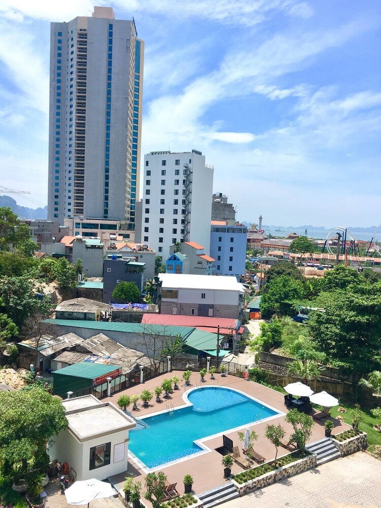 Hồ bơi ngoài trời