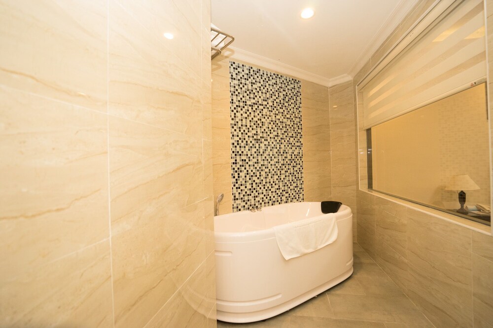 Bồn tắm vòi sen trong phòng tắm