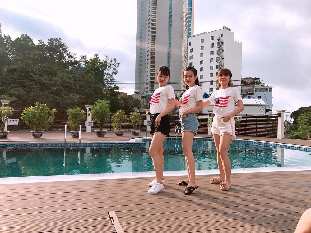Hồ bơi ngoài trời