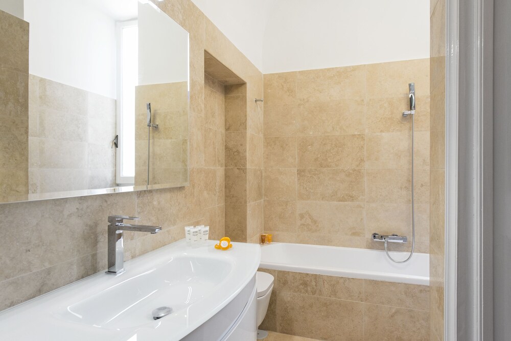 Deep Soaking Bathtub