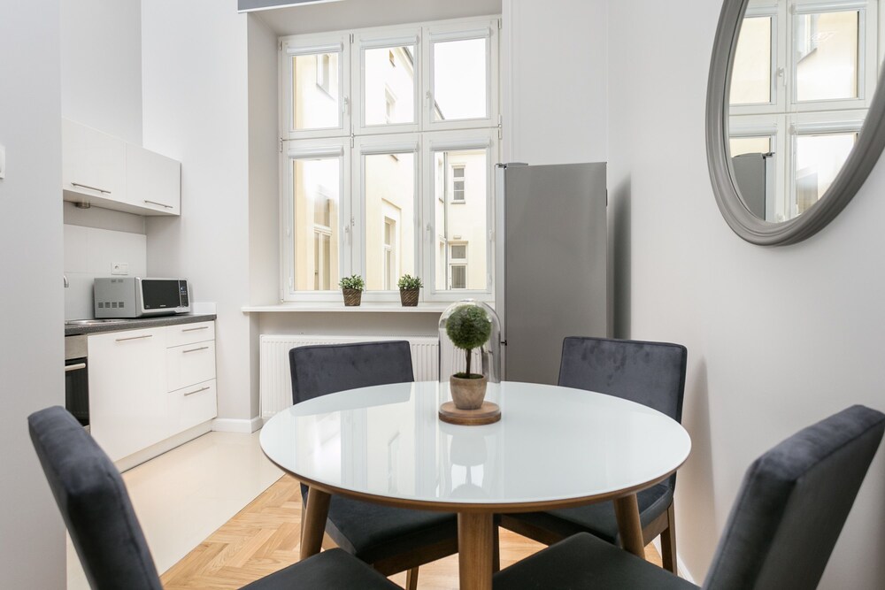 Superior Studio, View (Main Square) - In-Room Dining