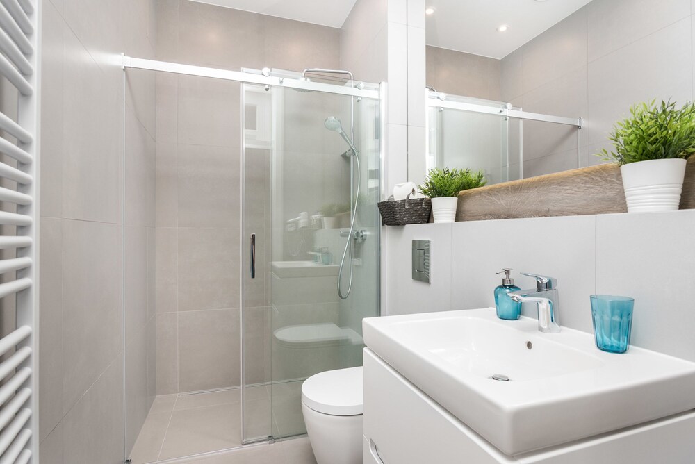 Family Duplex Suite - Bathroom Shower