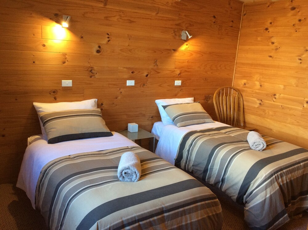 Family Cabin, Multiple Beds, Mountain View - Guestroom