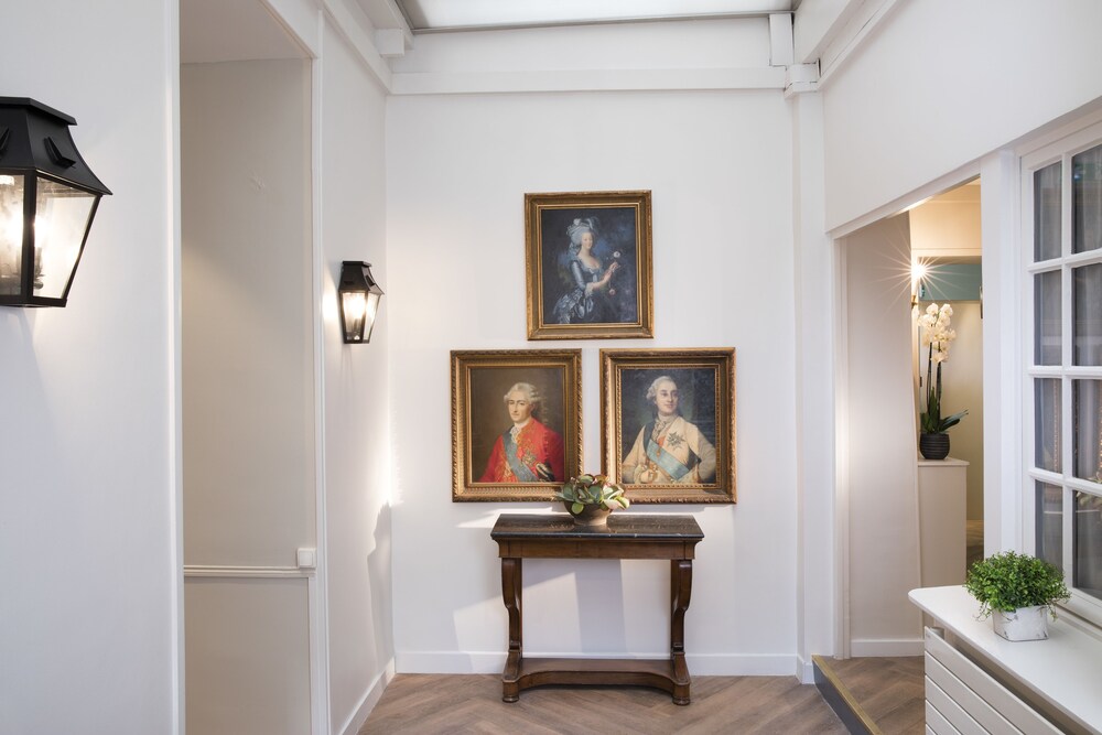 Hallway, A l'Hotel des Roys