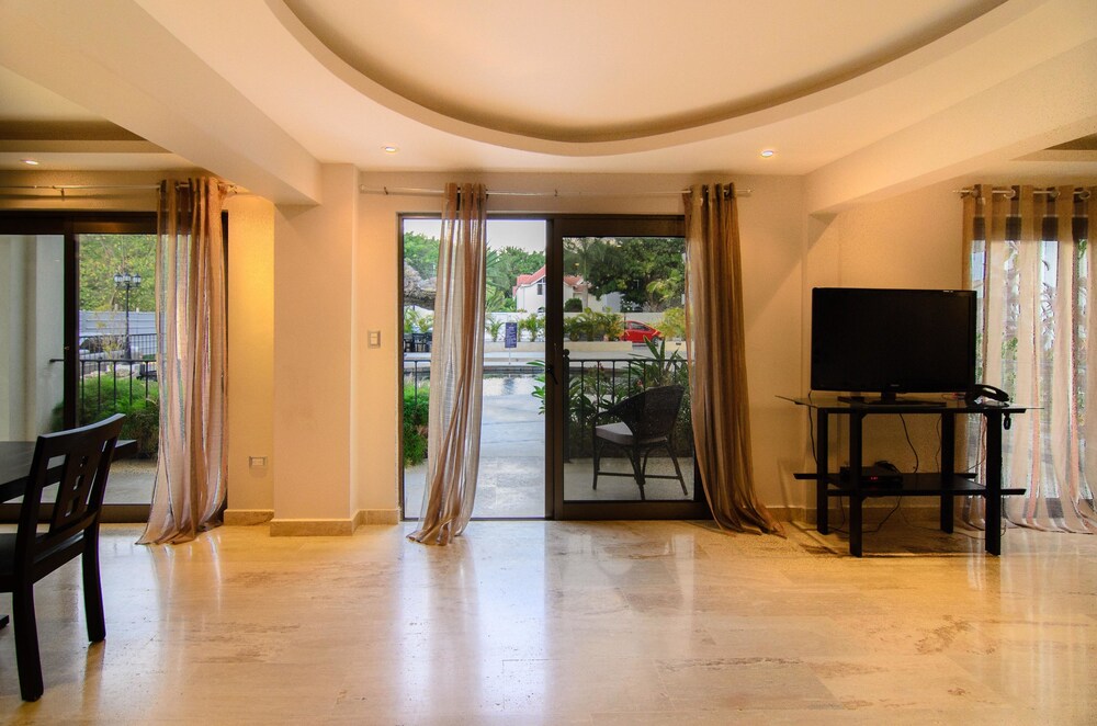 Deluxe Condo, 4 Bedrooms - Living Area