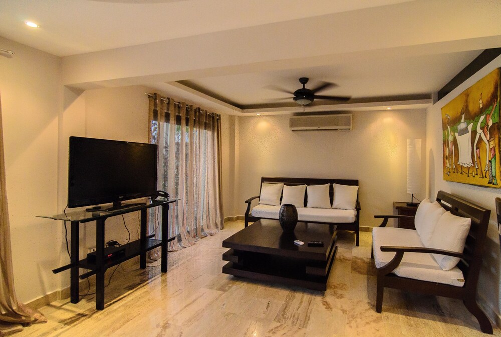 Deluxe Condo, 4 Bedrooms - Living Area
