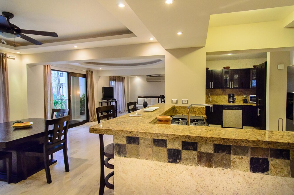 Deluxe Condo, 4 Bedrooms - In-Room Kitchen