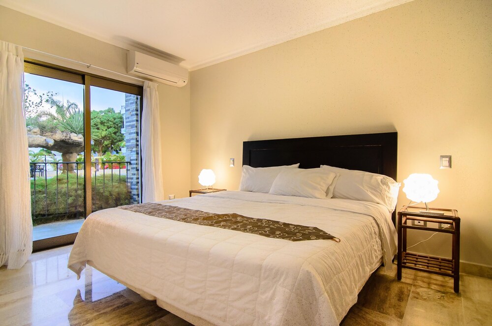 Deluxe Condo, 4 Bedrooms - Guestroom