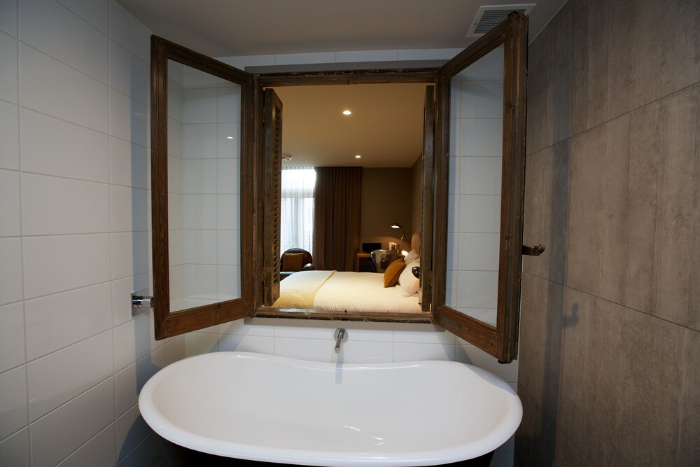 Deep Soaking Bathtub