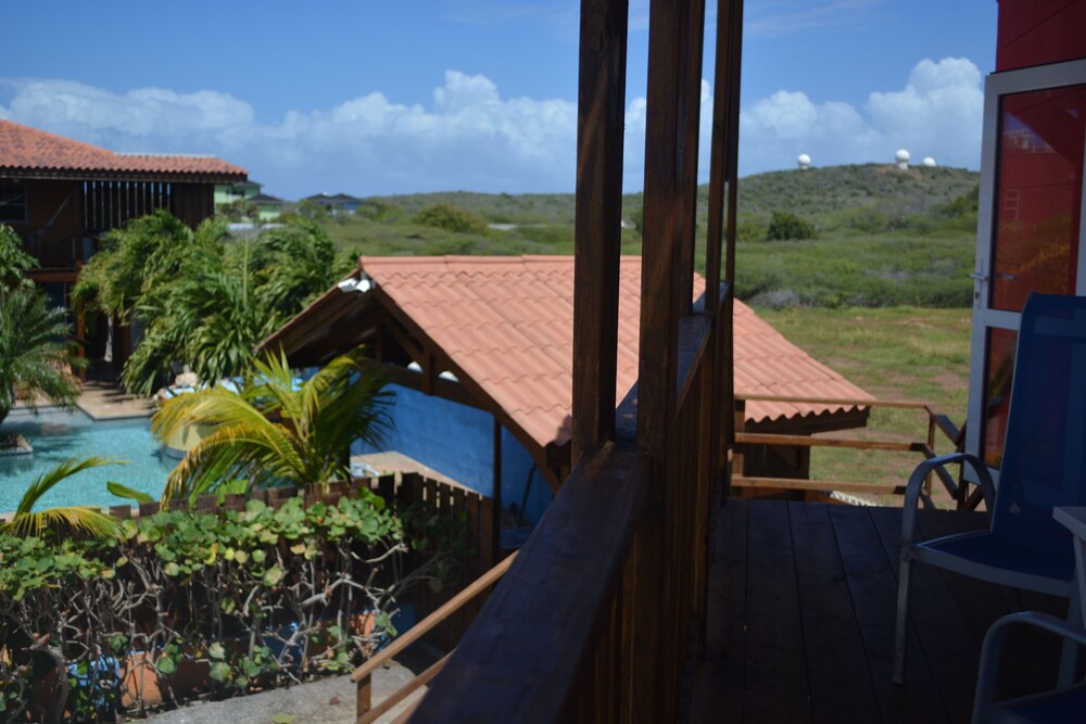 Studio, 1 Queen Bed, Pool View, Poolside - Guestroom