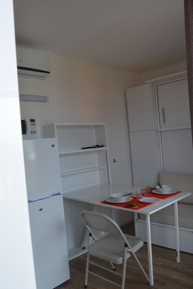 Studio, 1 Queen Bed, Pool View, Poolside - Guestroom
