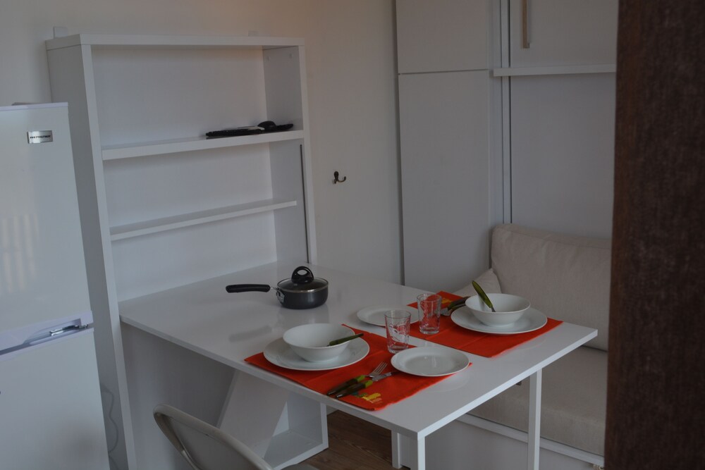 Studio, 1 Queen Bed, Pool View, Poolside - Guestroom