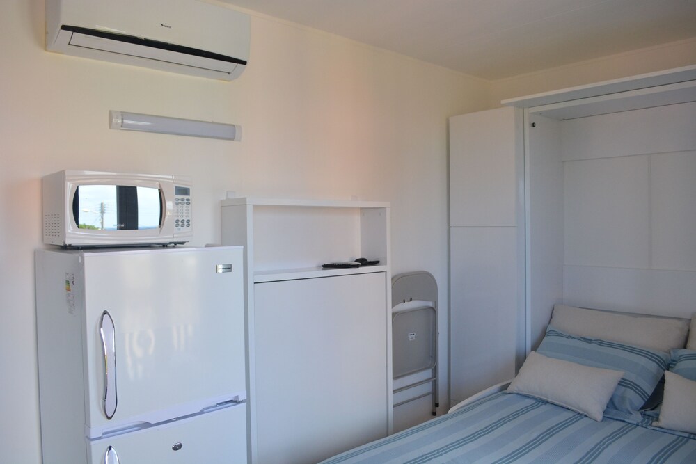 Studio, 1 Queen Bed, Pool View, Poolside - Guestroom