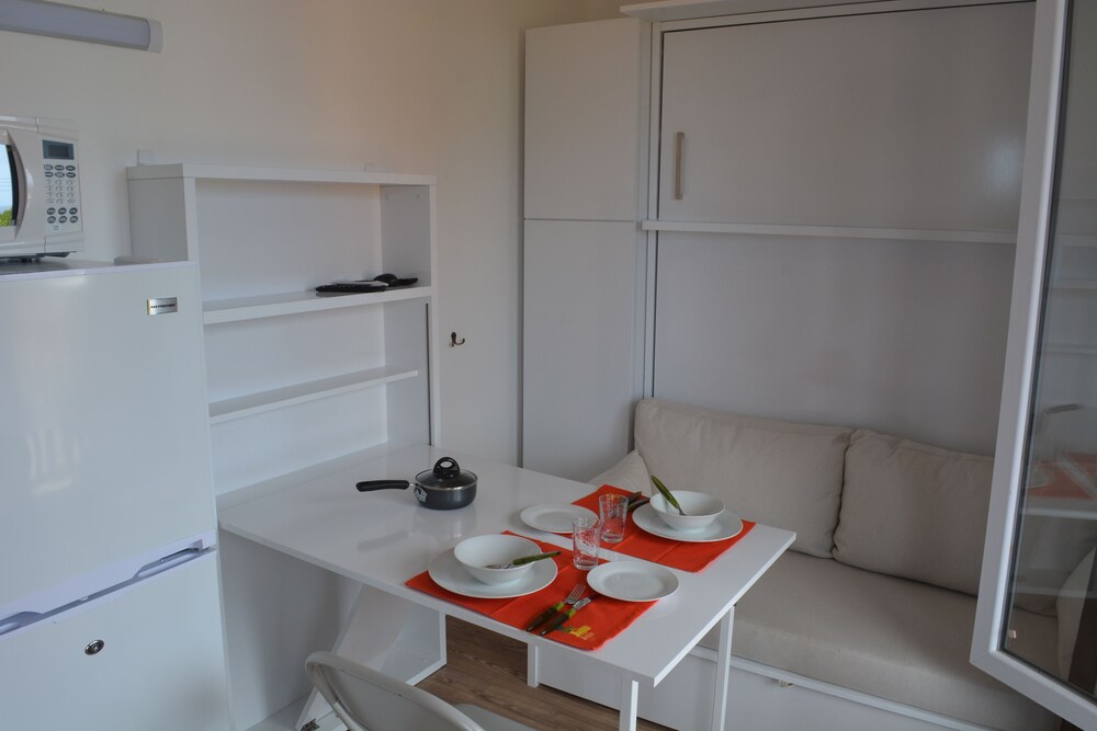 Studio, 1 Queen Bed, Pool View, Poolside - Guestroom