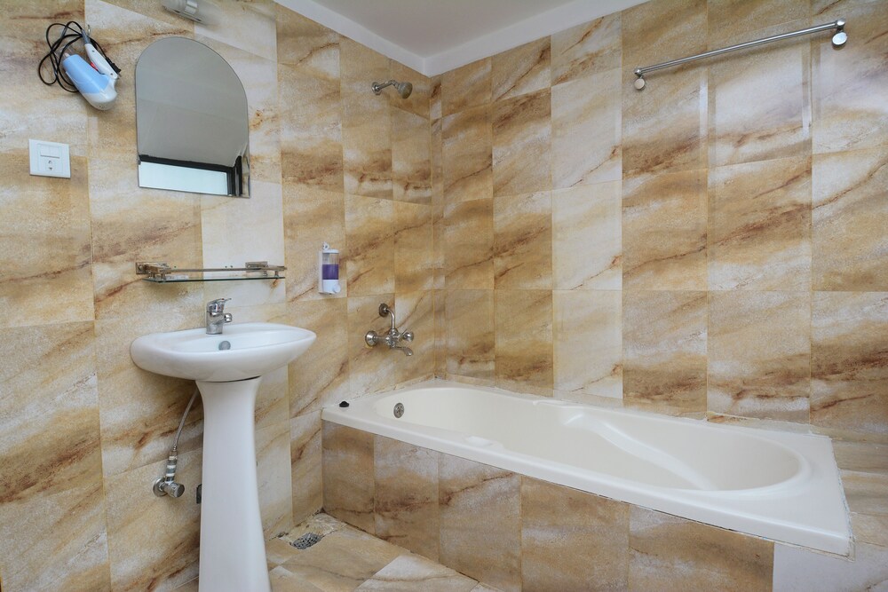 Deluxe Double or Twin Room - Bathroom