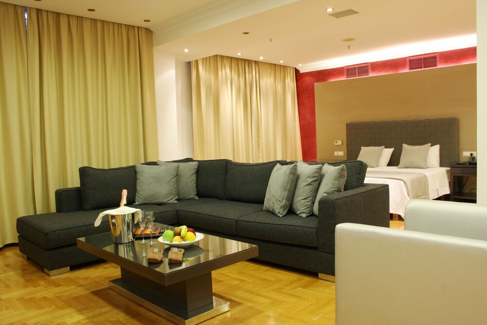 Suite (Semi-basement) - Guestroom