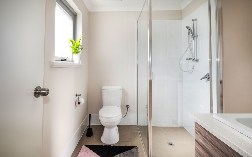 One Bedroom Apartment with Courtyard - Bathroom