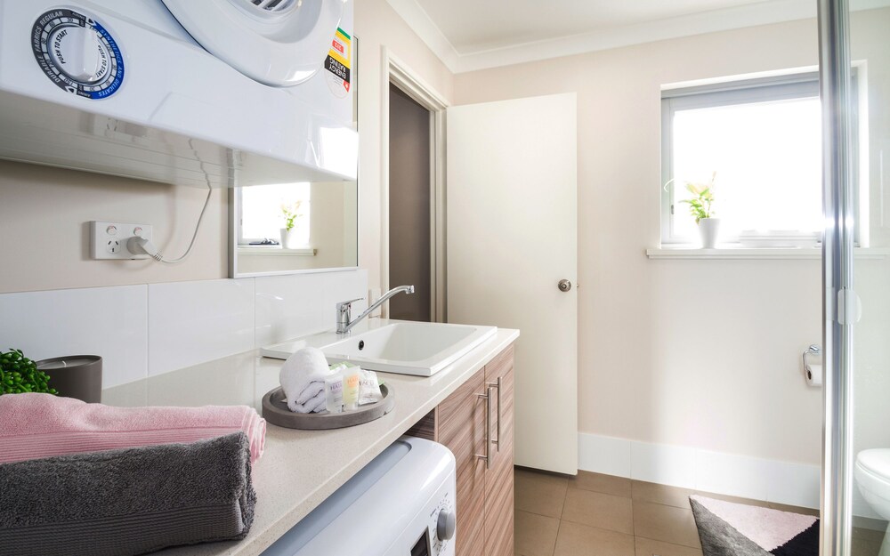One Bedroom Apartment with Balcony - Bathroom Amenities