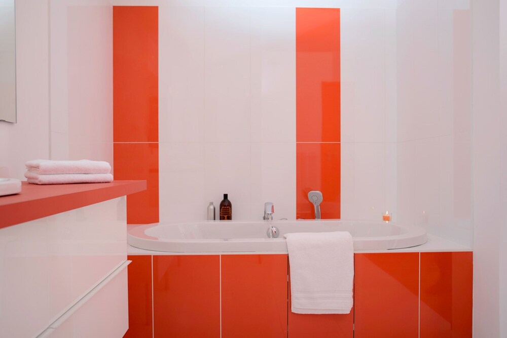 Deep Soaking Bathtub