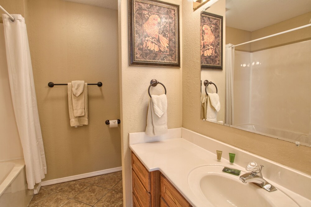 Economy Room, 1 Queen Bed, Non Smoking - Bathroom
