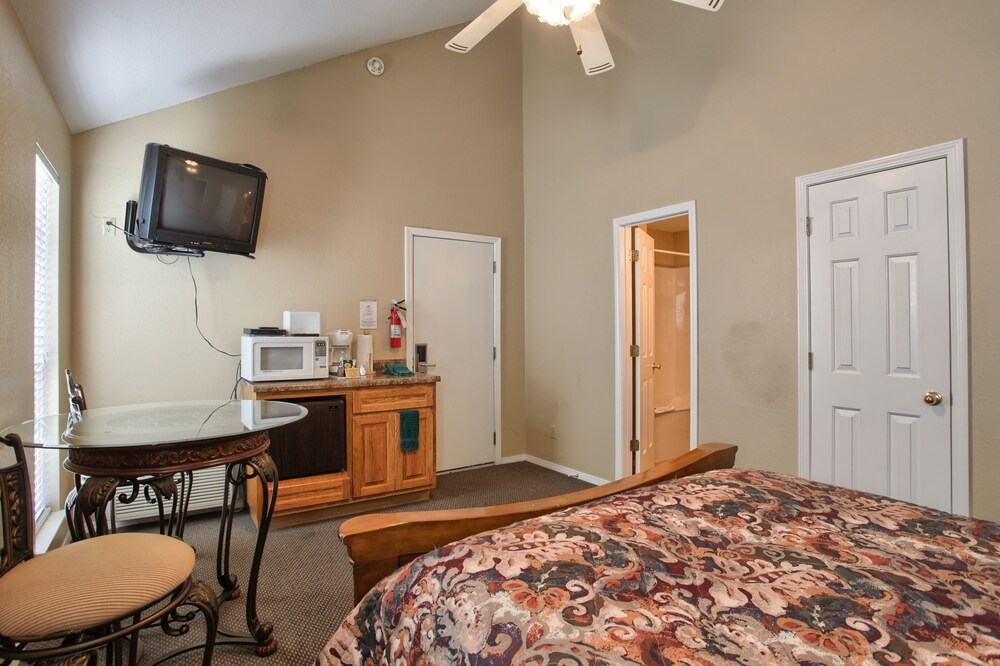 Economy Room, 1 Queen Bed, Non Smoking - Guestroom
