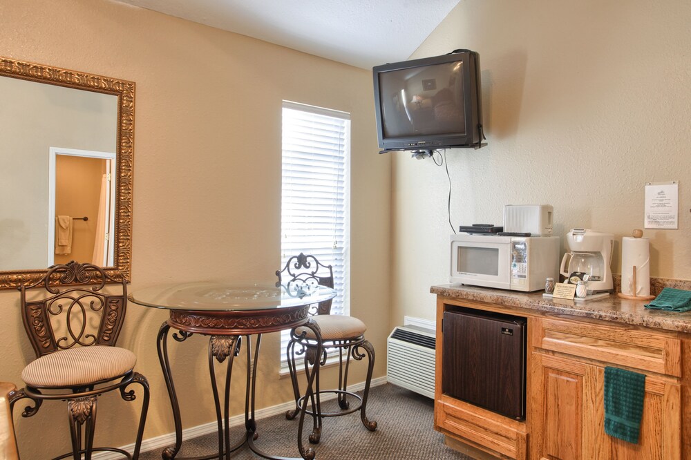 Economy Room, 1 Queen Bed, Non Smoking - In-Room Amenity