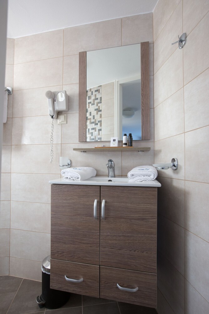 Economy Double Room, Sea View - Bathroom Sink
