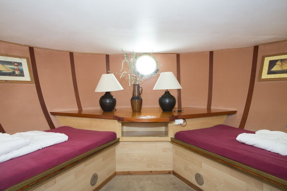 Gästrum (Basic tvåbäddsrum - 2 enkelsängar - delat badrum (Cabin on boat ))