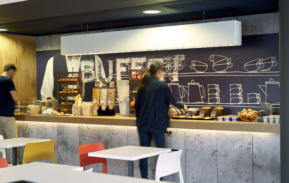 Breakfast area, ibis budget Birmingham Centre