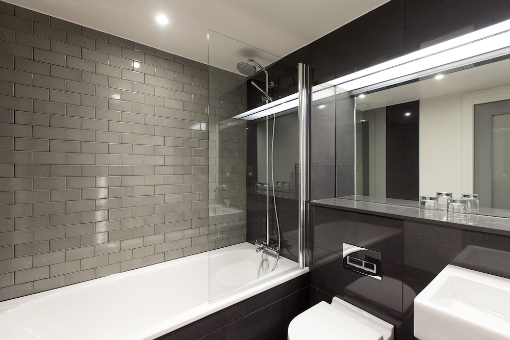3 Bedroom Signature Apartment, City View - Bathroom