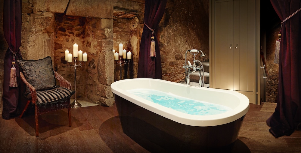 Deep soaking bathtub, Cheval Old Town Chambers