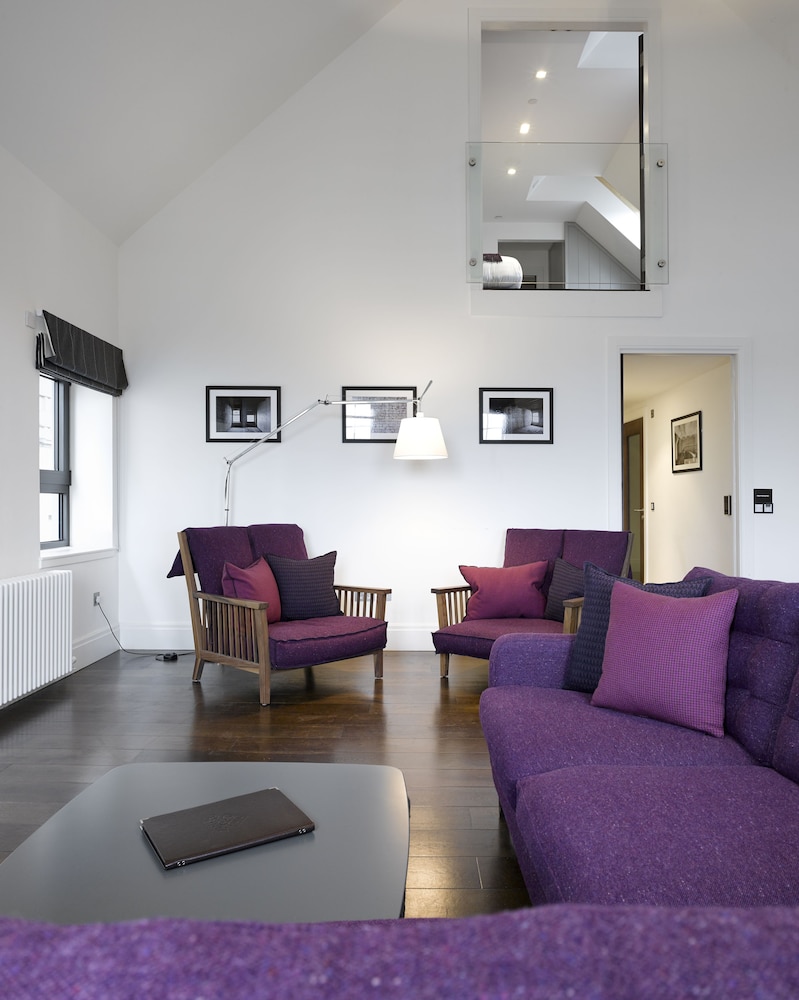 3 Bedroom Signature Apartment, City View - Living Area