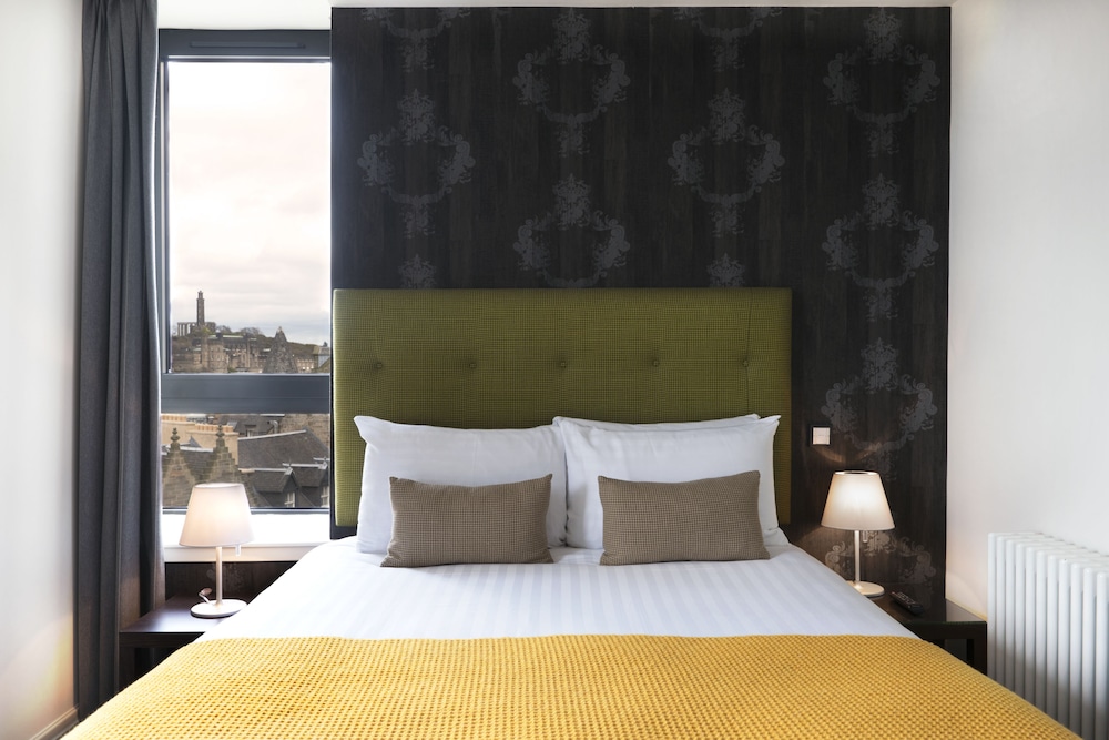 2 Bedroom Signature Apartment Sleeps 5, City View - Guestroom