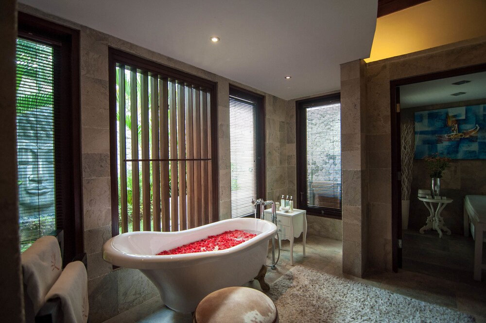 Luxury One Bedroom Villa - Deep Soaking Bathtub