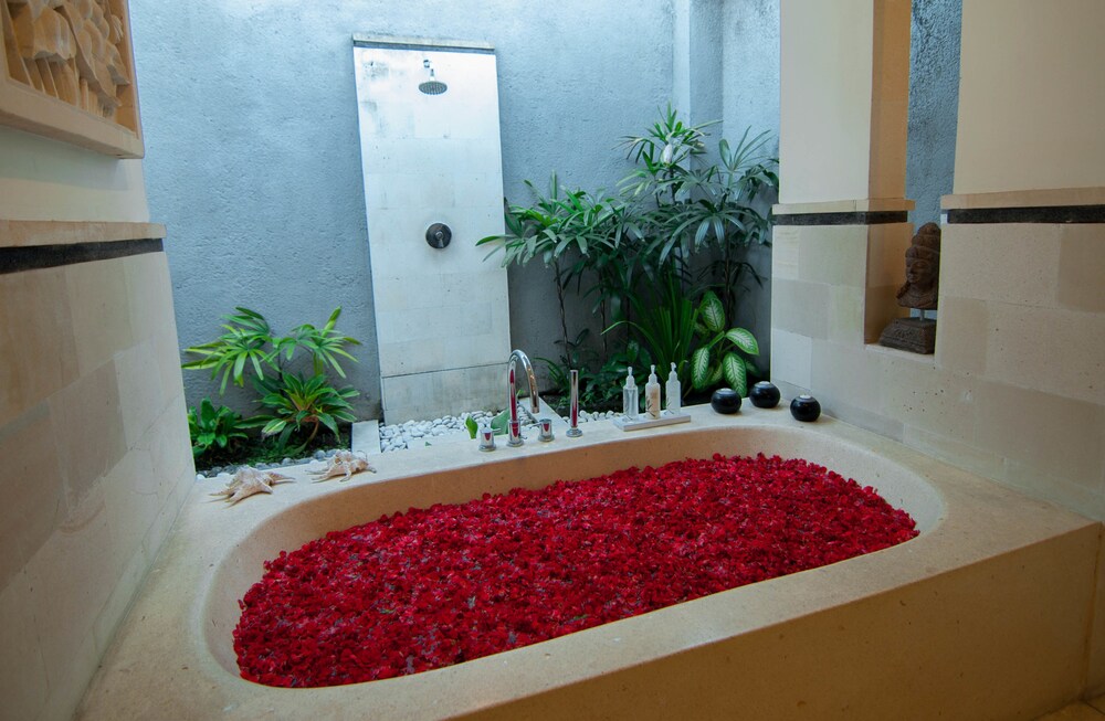 Deep Soaking Bathtub