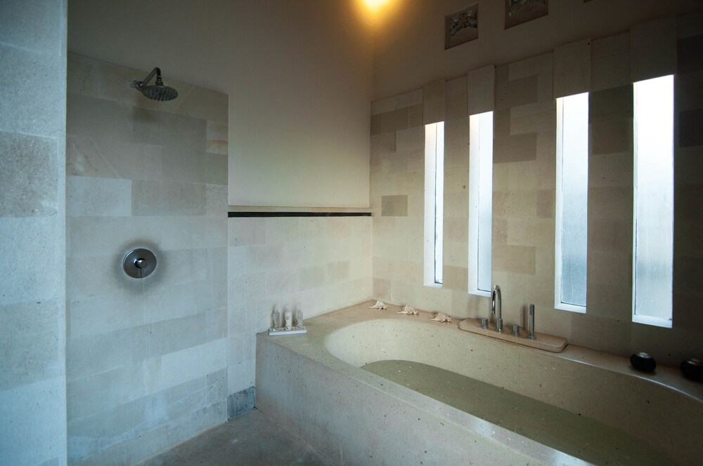 Deep Soaking Bathtub