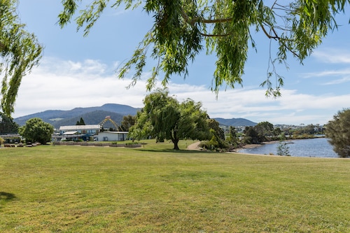 Riverfront Motel & Villas