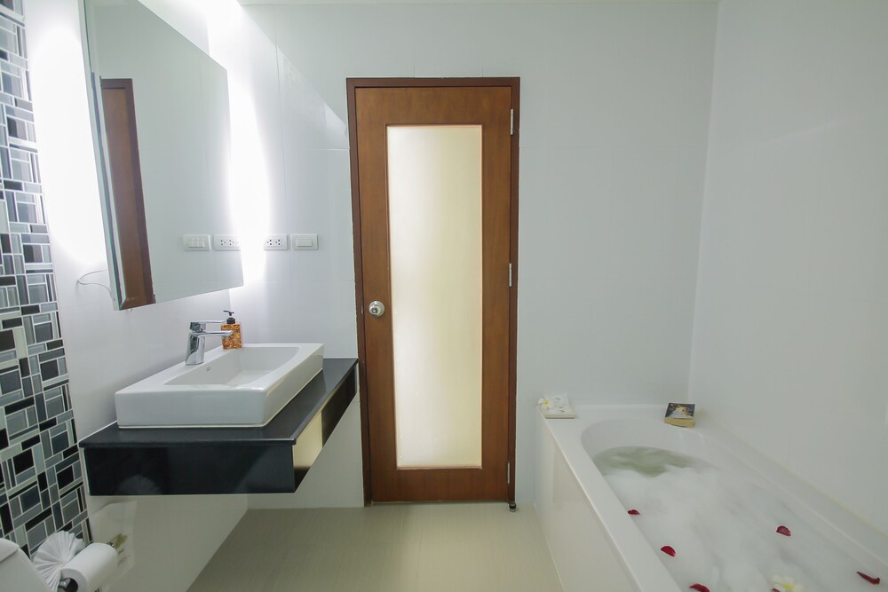 Deep Soaking Bathtub