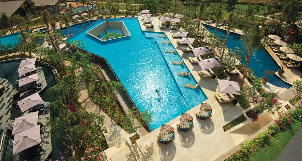 Kolam Renang Luar Ruangan