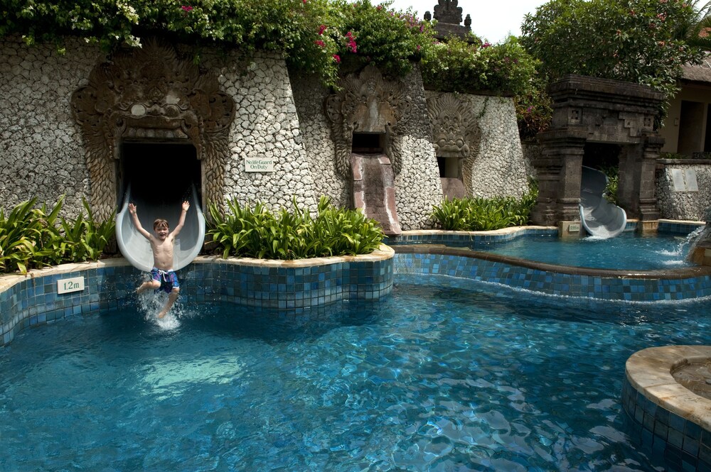 Kolam Renang Luar Ruangan